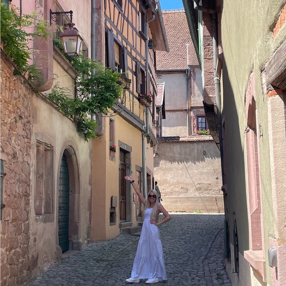 Meet your Posher, Megan - Picture 3 of 3